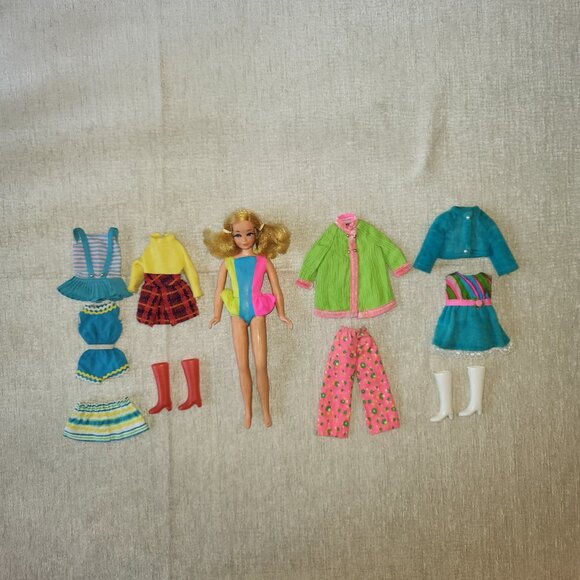 Vintage 1970s Skipper Doll with Outfits - Picture 2 of 7